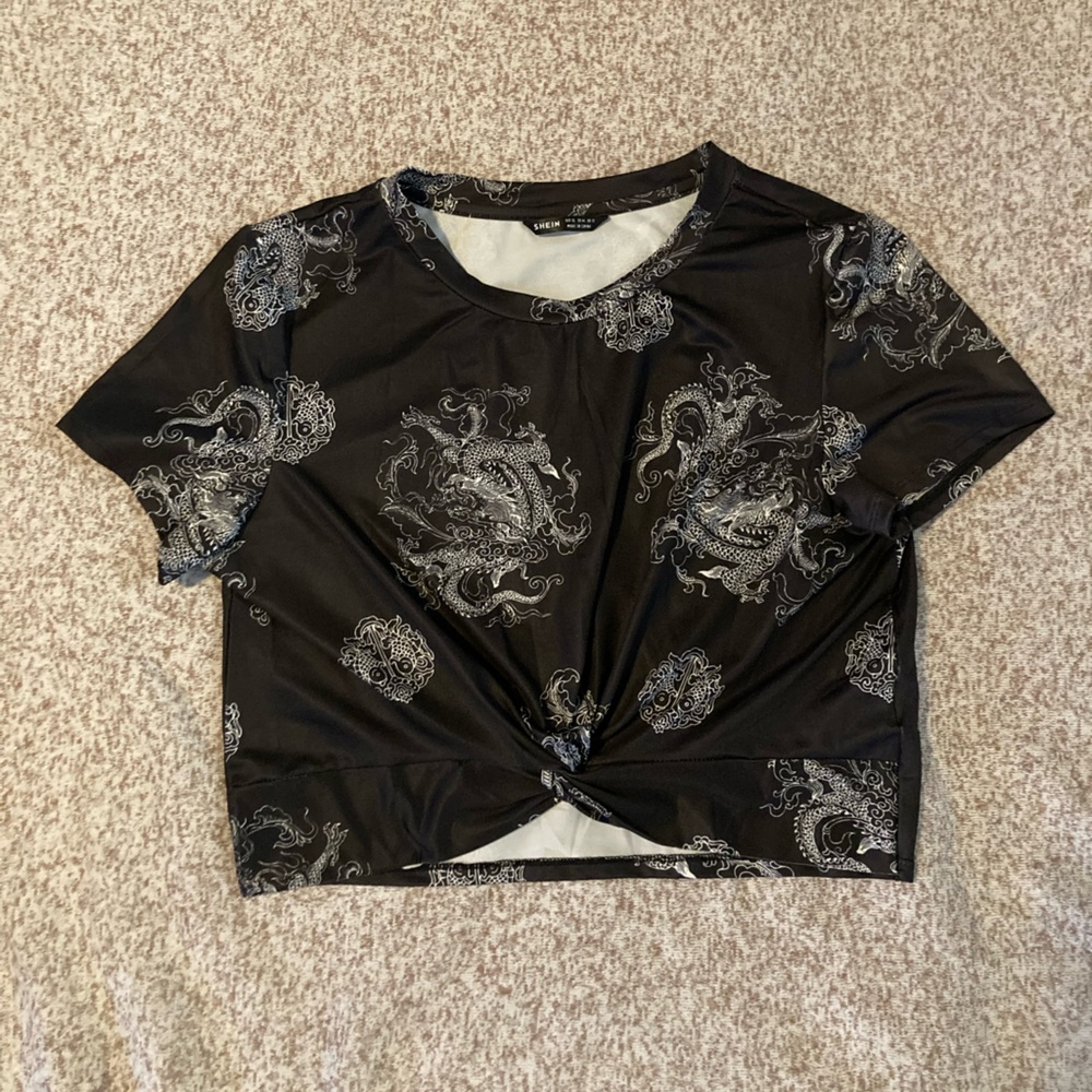 black and white cropped shirt w twist in front, size XL